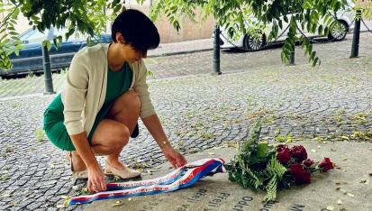 Milada Horáková byla zavražděna komunisty. Byla zavražděna, protože to byla svodomyslná demokratka.  Její smrt, stejně jako smrt bezmála pěti tisíc občanů, ať je navždy mementem, jak se s “nepohodlnými” lidmi začne zacházet ve státě, který přijde o ideály